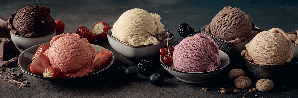 Rôzne druhy zmrzliny naservírované v miskách.