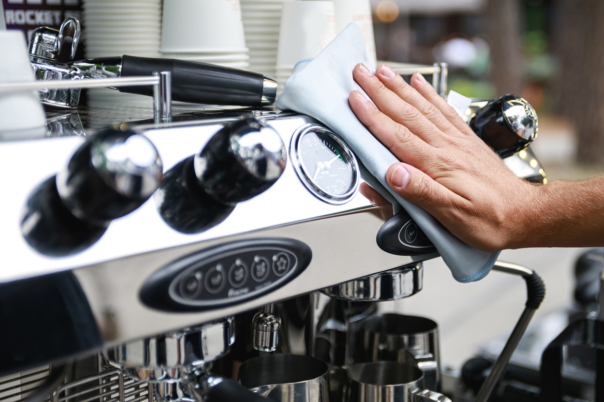 Základ starostlivosti tvorí aj čistota povrchu kávovaru.