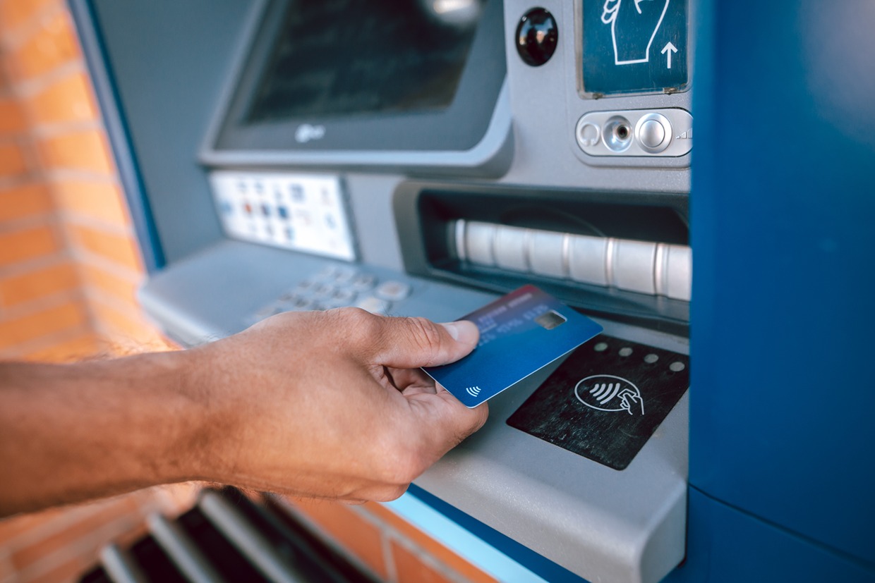bezkontaktný výber peňazí v bankomate