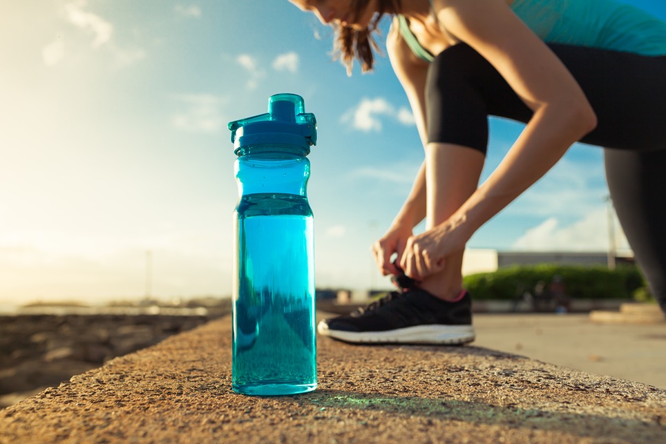 Plastová fľaša je skvelým spoločníkom pri vonkajších aktivitách alebo športovaní.