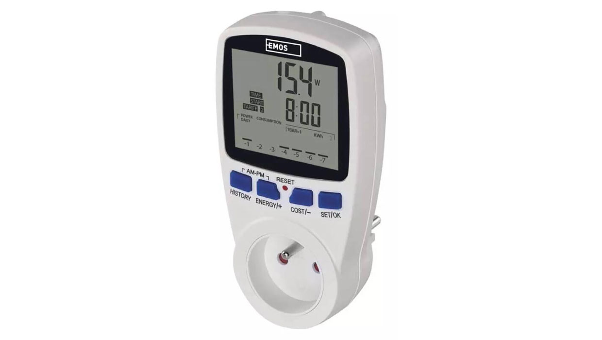 Wattmeter zobrazuje spotrebu energie na displeji.