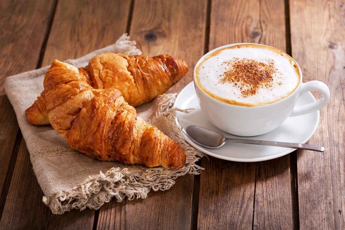 Káva cappuccino a croissanty.