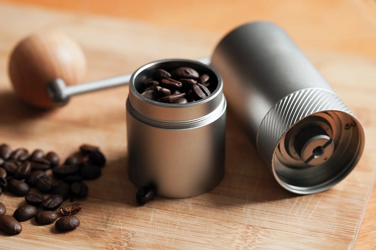 Ručný mlynček na kávu.