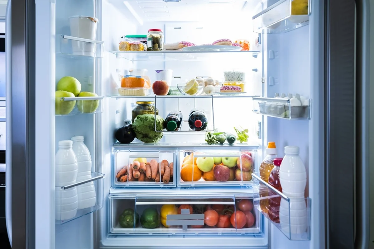 Správne rozložené potraviny v chladničke.