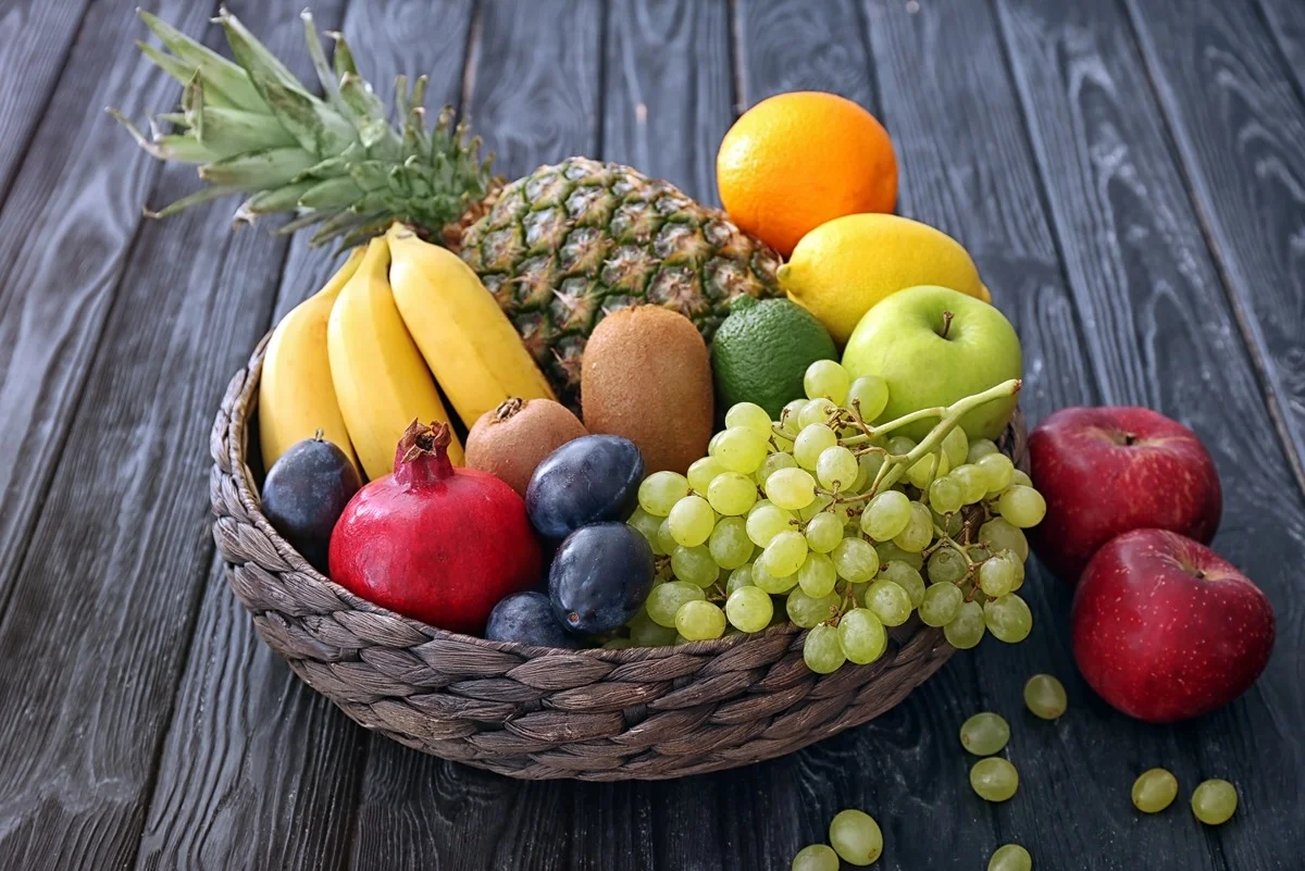 Ovocie uskladnené voľne v košíku.