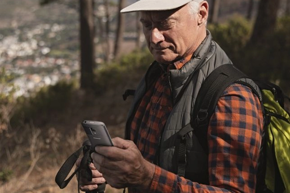 Tlačidlov mobil s GPS.