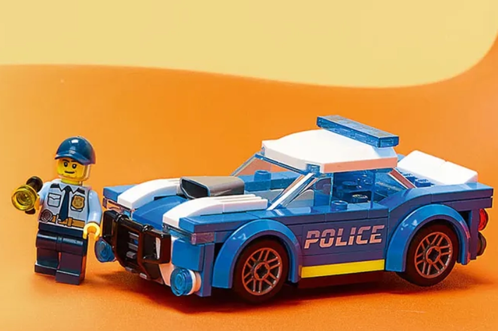 Policajn auto z dielne LEGO City.