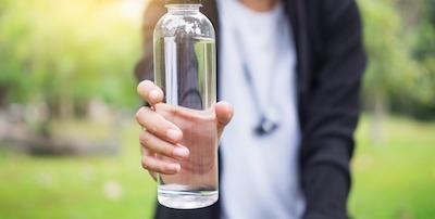 Sklenené alebo plastové fľaše - ktorá je zdravšia voľba?